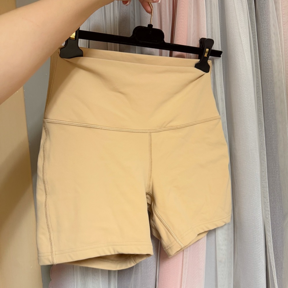 lululemon athletica Contour Tan Women's Shorts 8